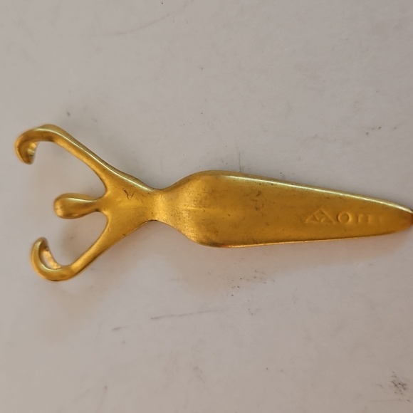 Museum Reprodution Gold-Toned Women Pendant - Picture 4 of 6